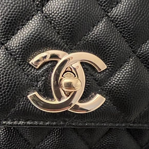 Medium Chanel with handle caviar leather - Picture 3 of 16